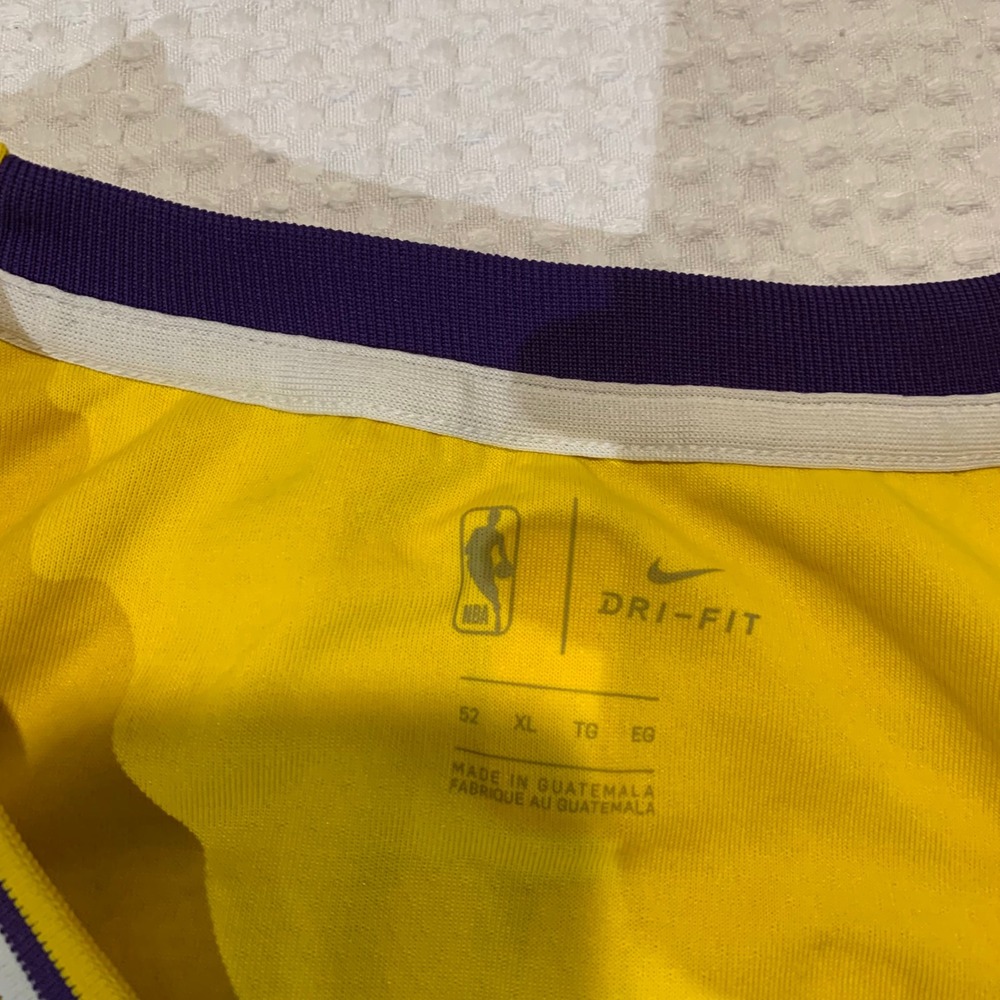 Nike NBA Los Angeles Lakers LeBron James 23 Swingman Jersey Yellow XL 52 - Picture 3 of 7